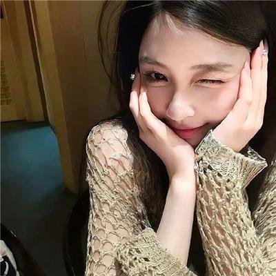 公园里的女孩 海报